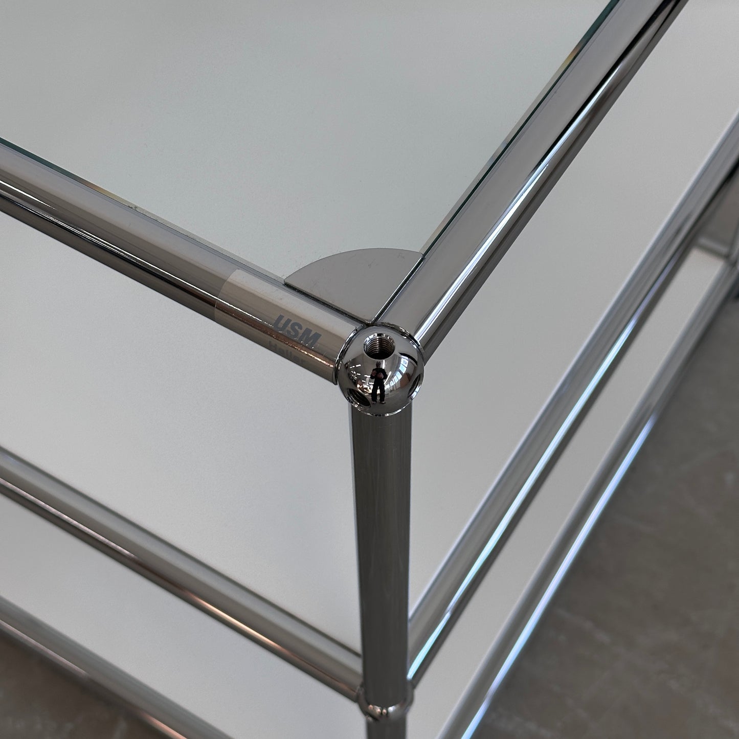 USM Haller Beistelltisch Weiß mit Glaseinsatz