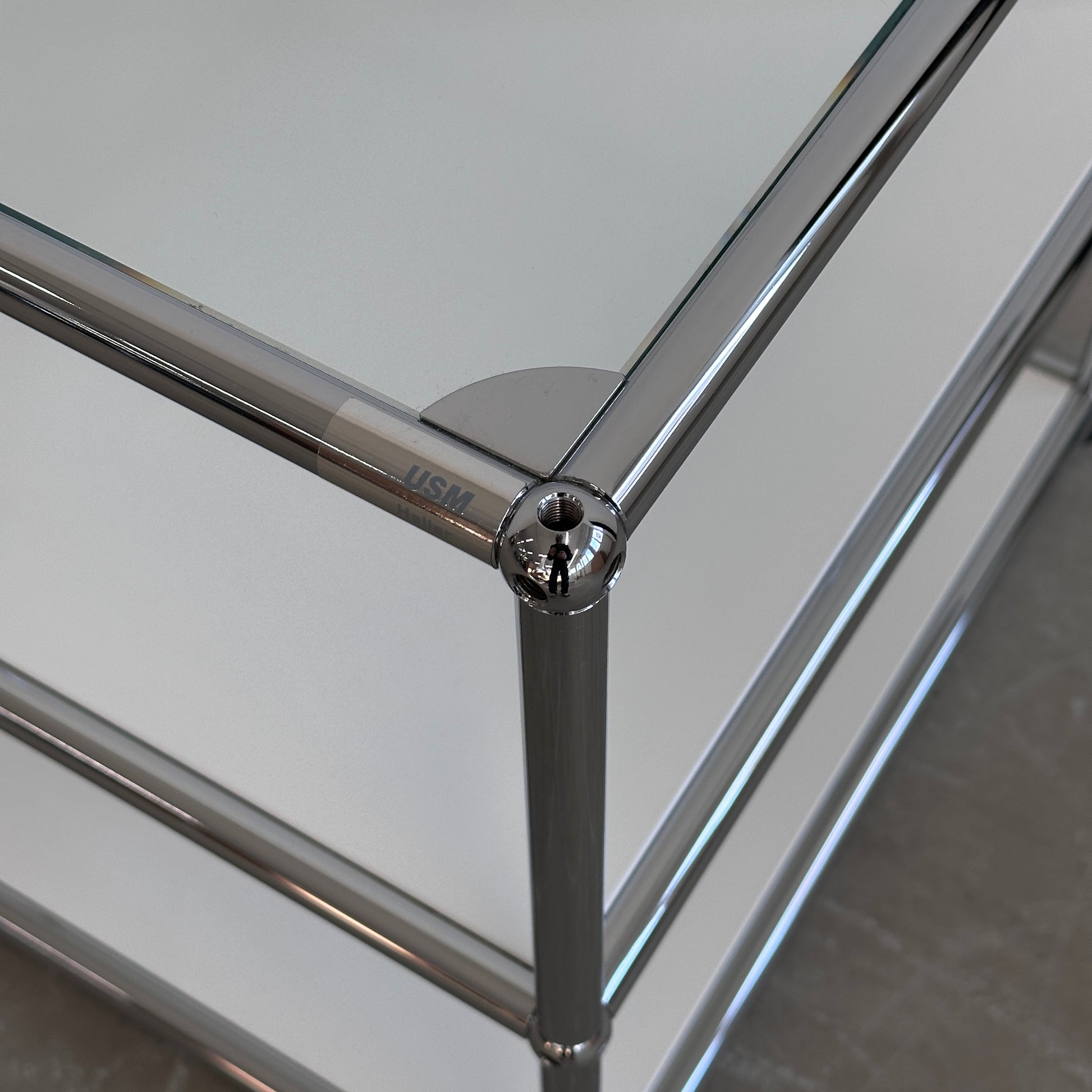 USM Haller Beistelltisch Weiß mit Glaseinsatz