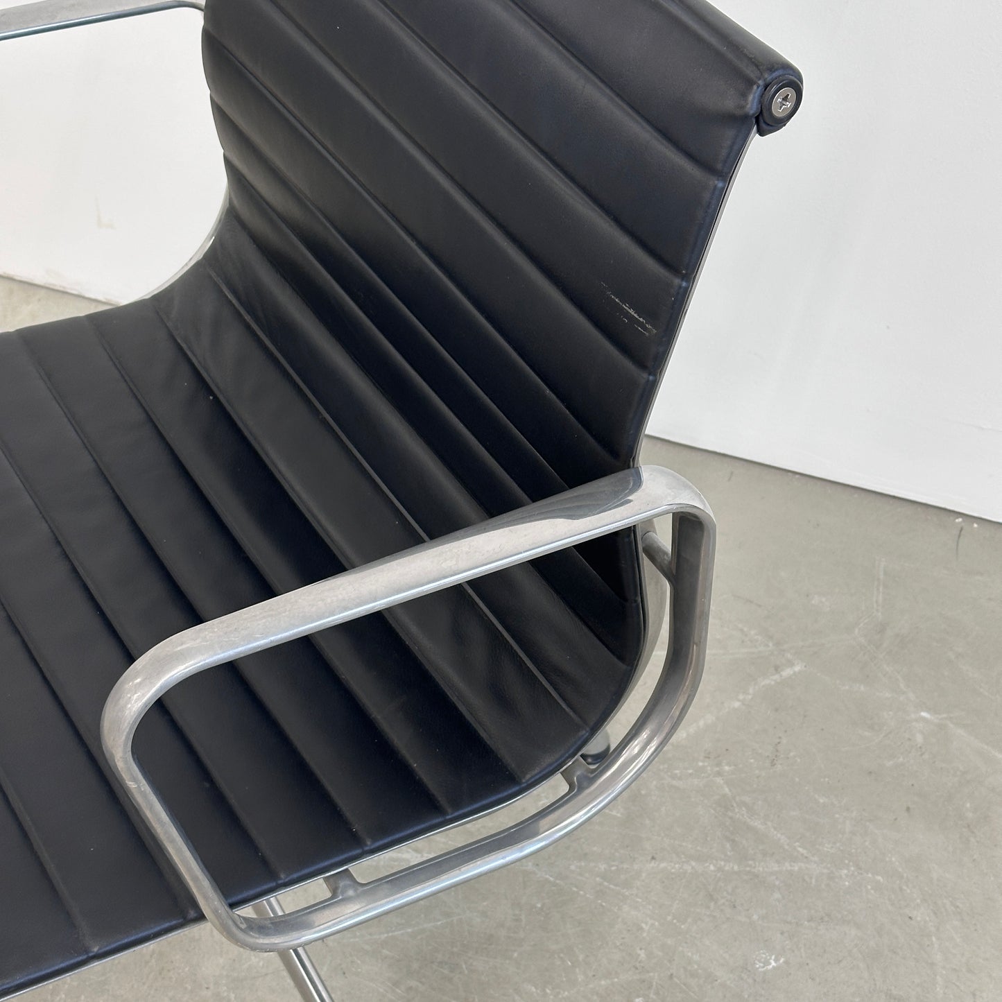 Vitra EA 108 Leder schwarz (Alu poliert)