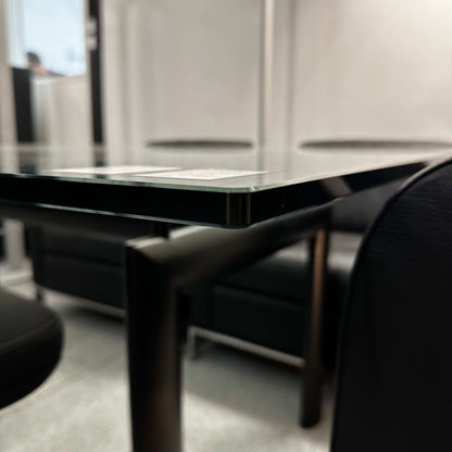 LC6 Tisch replica with adjustable height and clear glass tabletop measuring 225x120cm