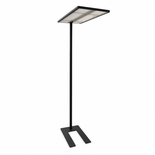 Schwarze LED-Stehleuchte mit flachem, rechteckigem Leuchtkopf und U-förmigem Standfuß auf weißem Hintergrund.