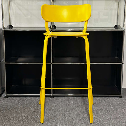 LaPalma Barhocker STIL S49 yellow bar stool with backrest in front of black shelving unit