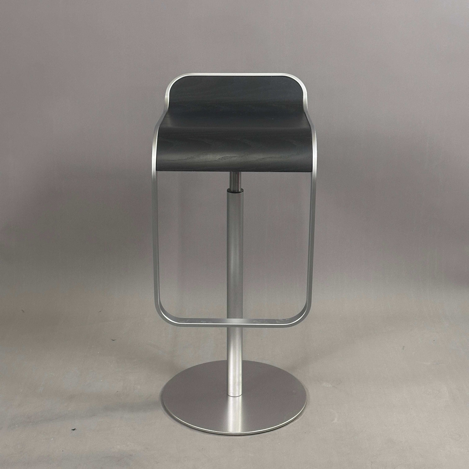 LaPalma Barhocker LEM mit schwarzer lasierter Holzsitzfläche und matt aluminiumbedachtem dreh- und höhenverstellbarem Gestell