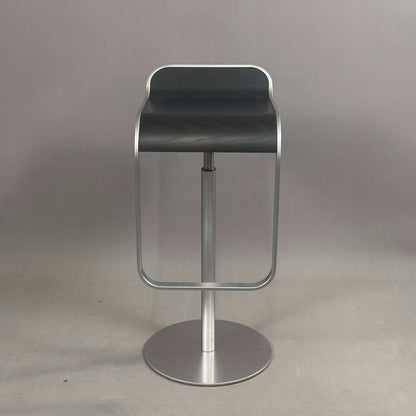 LaPalma Barhocker LEM mit schwarzer lasierter Holzsitzfläche und matt aluminiumbedachtem dreh- und höhenverstellbarem Gestell