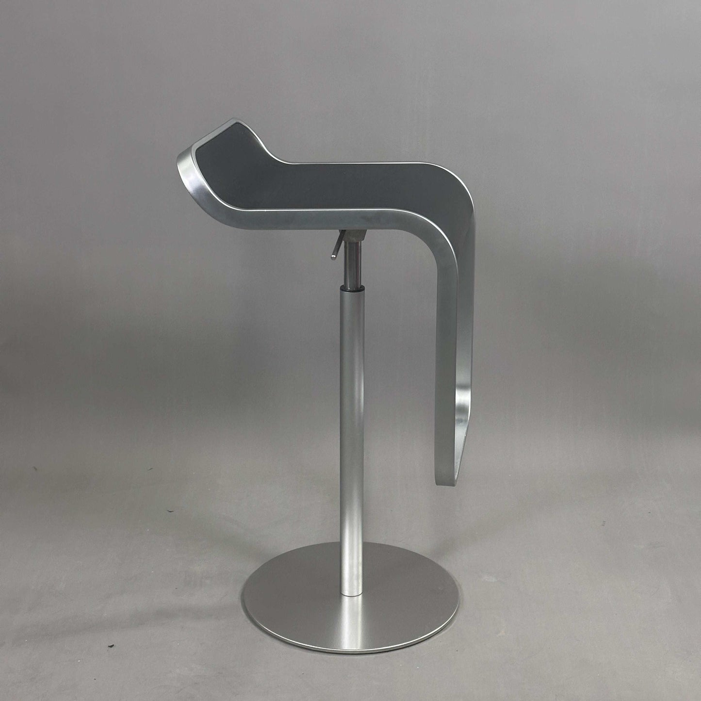 LaPalma Barhocker LEM mit schwarzer lasierter Holzsitzfläche, matt eloxiertem Aluminiumgestell, drehbar und höhenverstellbar