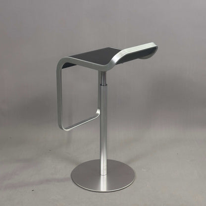 LaPalma Barhocker LEM mit schwarzer Holzsitzfläche und mattiertem Aluminiumgestell, höhenverstellbar und drehbar