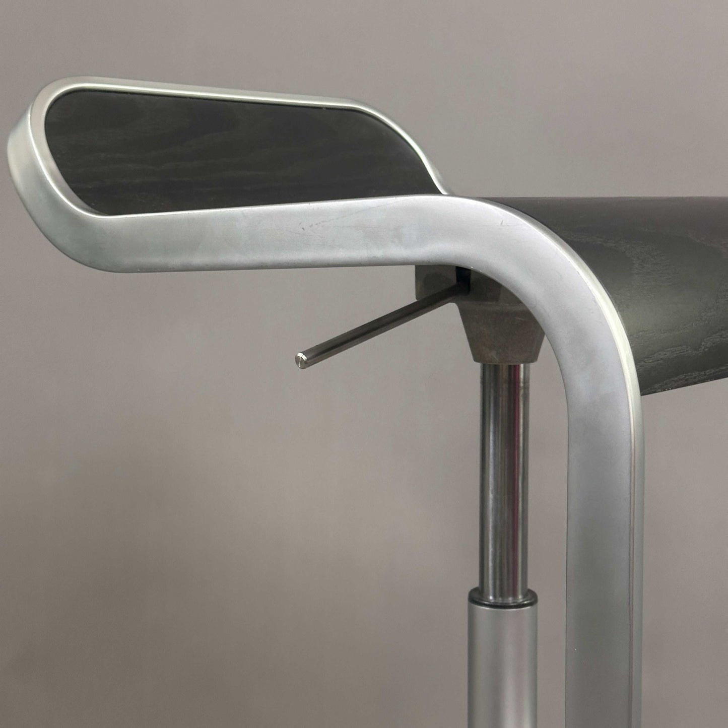 LaPalma Barhocker LEM mit schwarzer Holzsitzfläche und mattiertem Aluminiumgestell, drehbar und höhenverstellbar