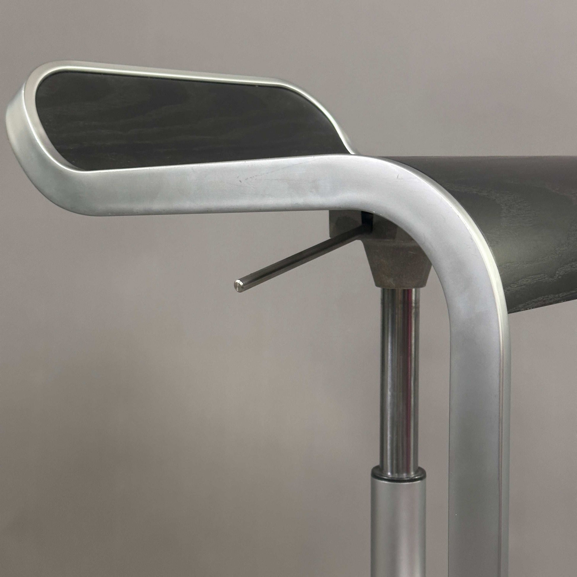 LaPalma Barhocker LEM mit schwarzer Holzsitzfläche und mattiertem Aluminiumgestell, drehbar und höhenverstellbar