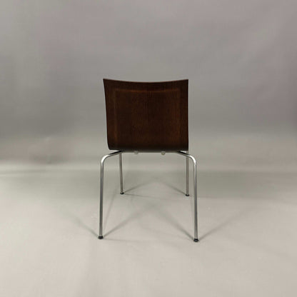 LaPalma S16 thin Stuhl mit sandgestrahltem Edelstahlgestell und Nussbaum-Sitzschale von hinten gesehen