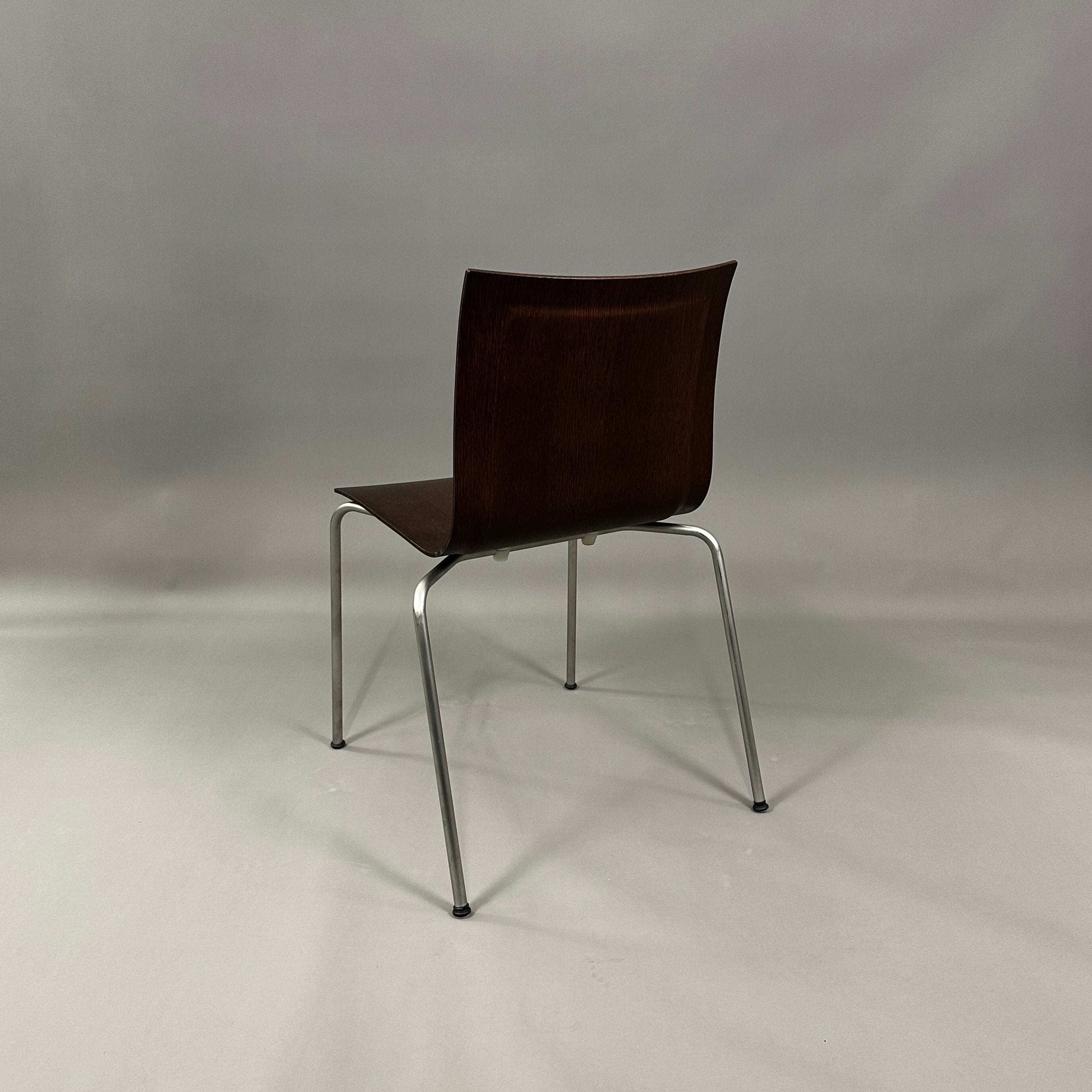 LaPalma S16 thin Stuhl mit Nussbaumdekor Sitzschale und sandgestrahltem Edelstahlgestell
