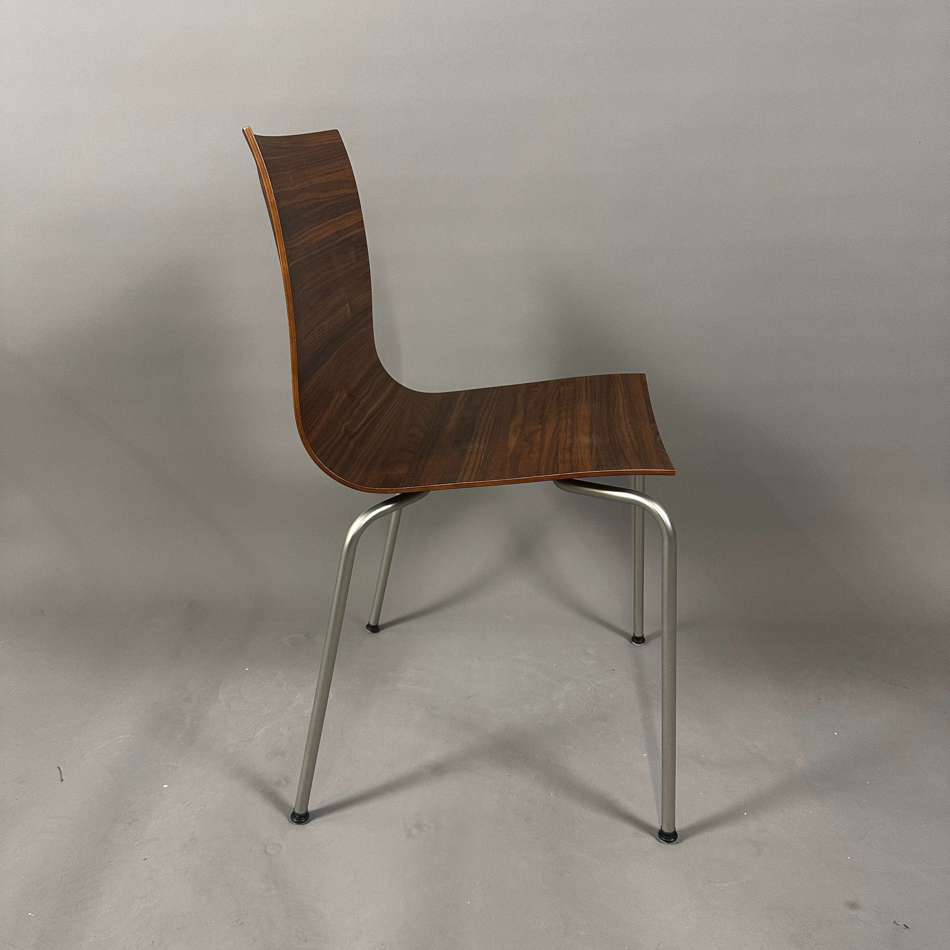 LaPalma S16 thin Stuhl mit natur Nussbaum Sitzschale und sandgestrahltem Edelstahlgestell