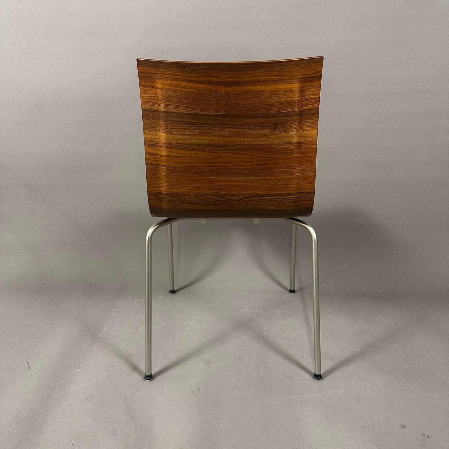 LaPalma S16 thin Stuhl mit sandgestrahltem Edelstahlgestell und naturbelassener Nussbaum-Sitzschale von hinten sichtbar