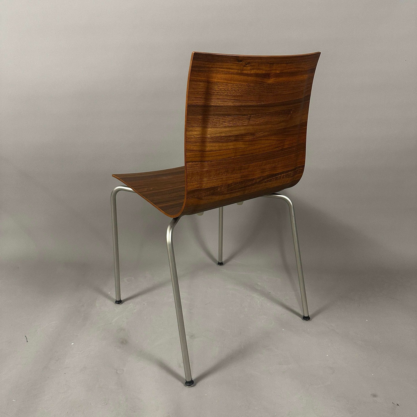 LaPalma S16 thin Stuhl mit Nussbaum natur Sitzschale und sandgestrahltem Edelstahlgestell