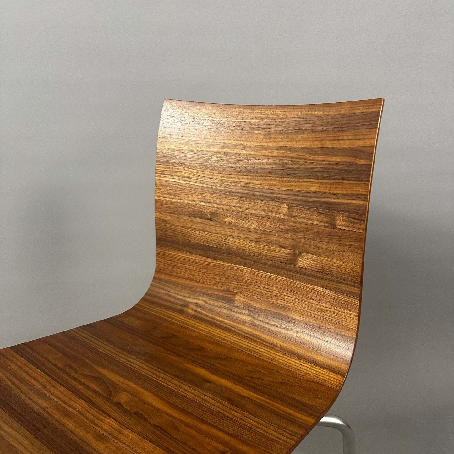 Moderner LaPalma S16 thin Stuhl mit Sandgestrahltem Edelstahlgestell und Sitzschale aus natürlichem Nussbaumholz