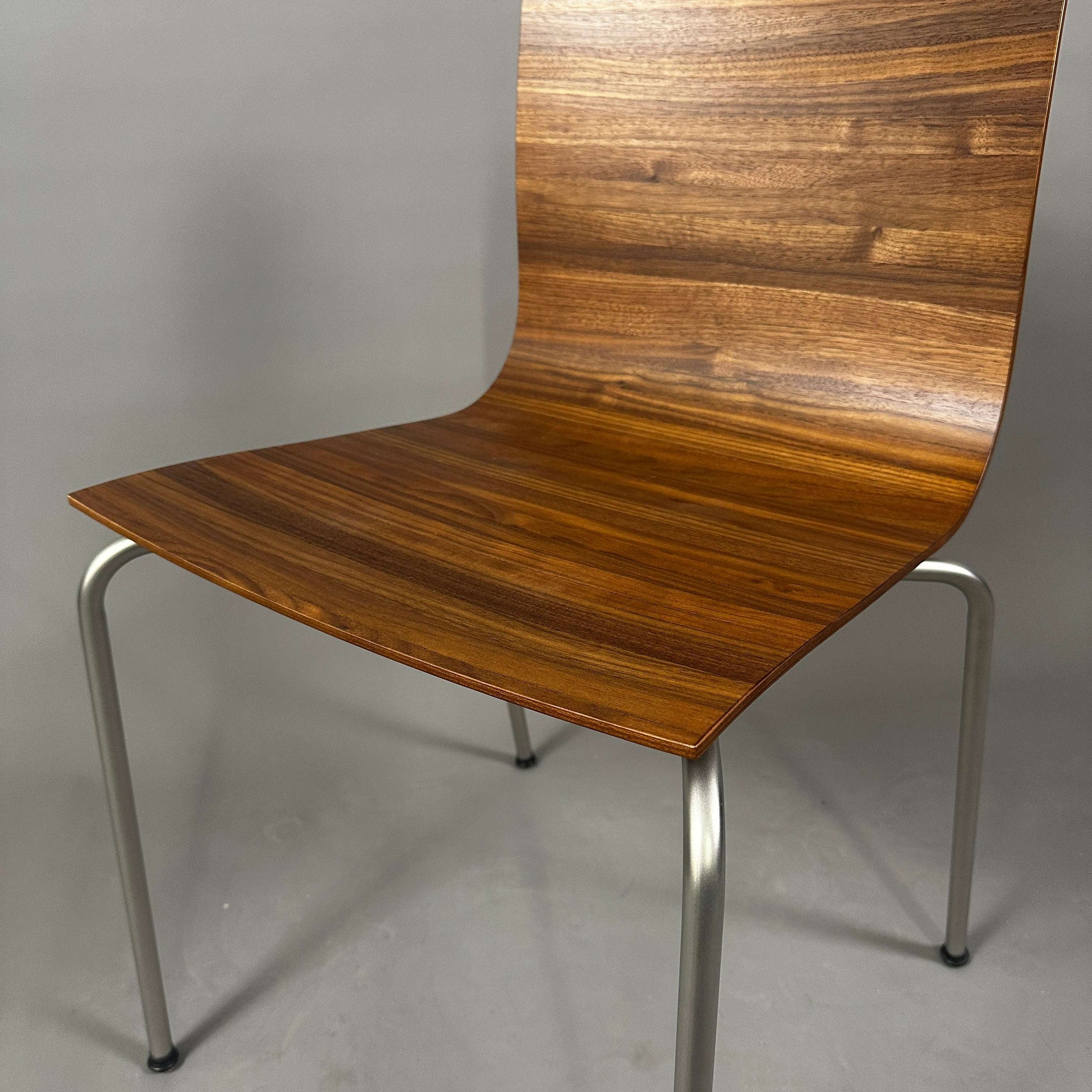 Moderner LaPalma S16 thin Stuhl mit dünner Nussbaum-Sitzschale und sandgestrahltem Edelstahlgestell