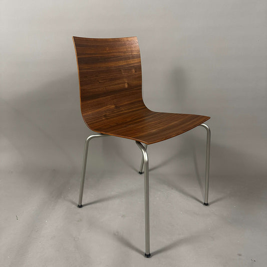 LaPalma S16 thin Stuhl mit naturfarbener Nussbaum-Sitzschale und sandgestrahltem Edelstahlgestell