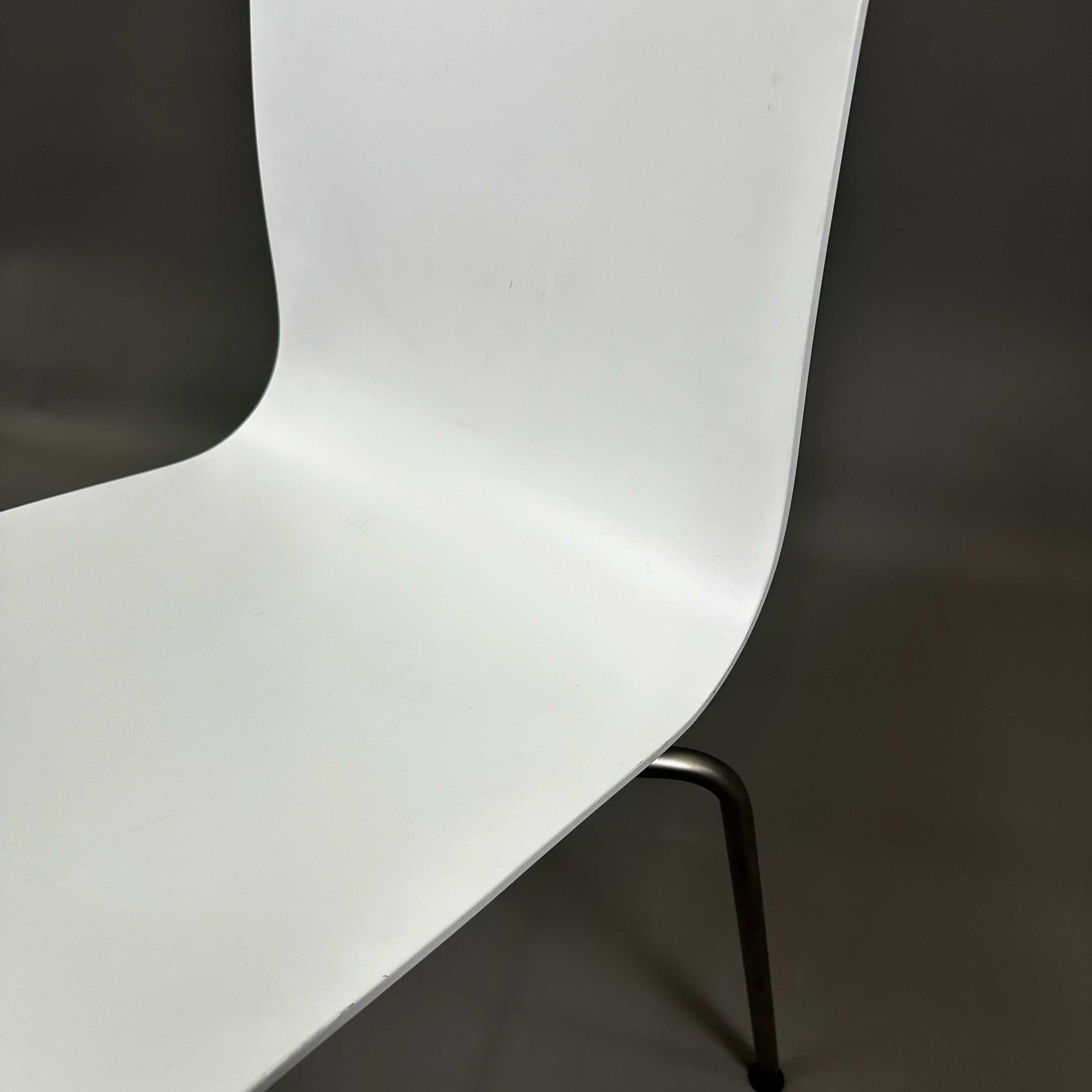 Moderner LaPalma S16 thin weiß stapelbarer Stuhl mit sandgestrahltem Edelstahlgestell und lackierter Sitzschale