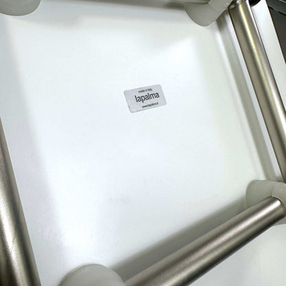 LaPalma S16 thin weiß Stapelstuhl mit weiß lackierter Sitzschale und sandgestrahltem Edelstahlgestell