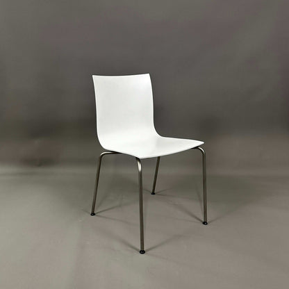 LaPalma S16 thin stapelbarer Stuhl mit weiß lackierter Sitzschale und sandgestrahltem Edelstahlgestell