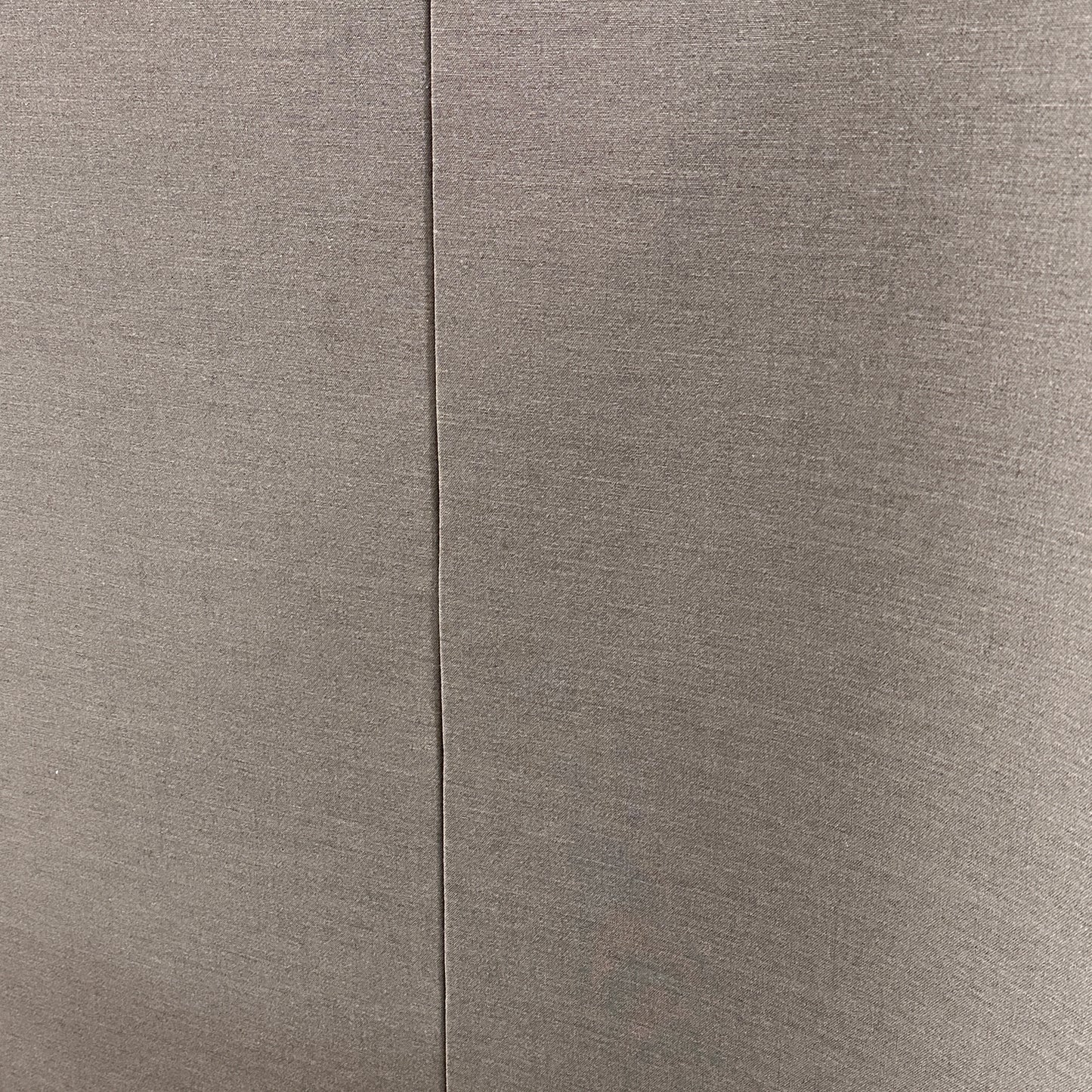 LaPalma Screen Trennwand in warmgrauem Stoff mit vertikaler Naht, schallabsorbierend.