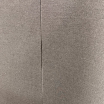 LaPalma Screen Trennwand in warmgrauem Stoff mit vertikaler Naht, schallabsorbierend.
