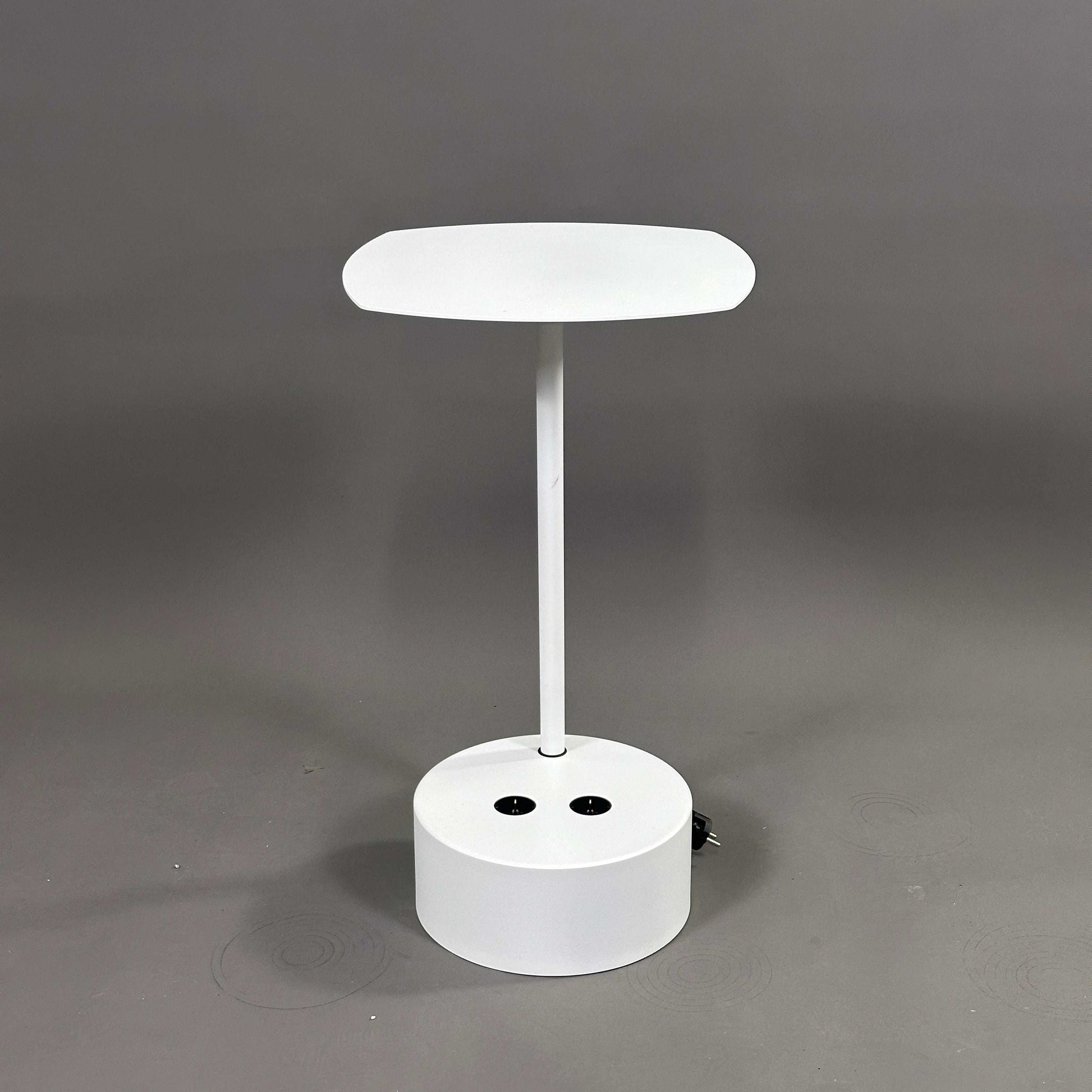 Lammhults Beistelltisch Add Cable Table weiß mit einziehbarem Kabel und zwei integrierten Steckdosen, Höhe 66 cm, kompakt und modern