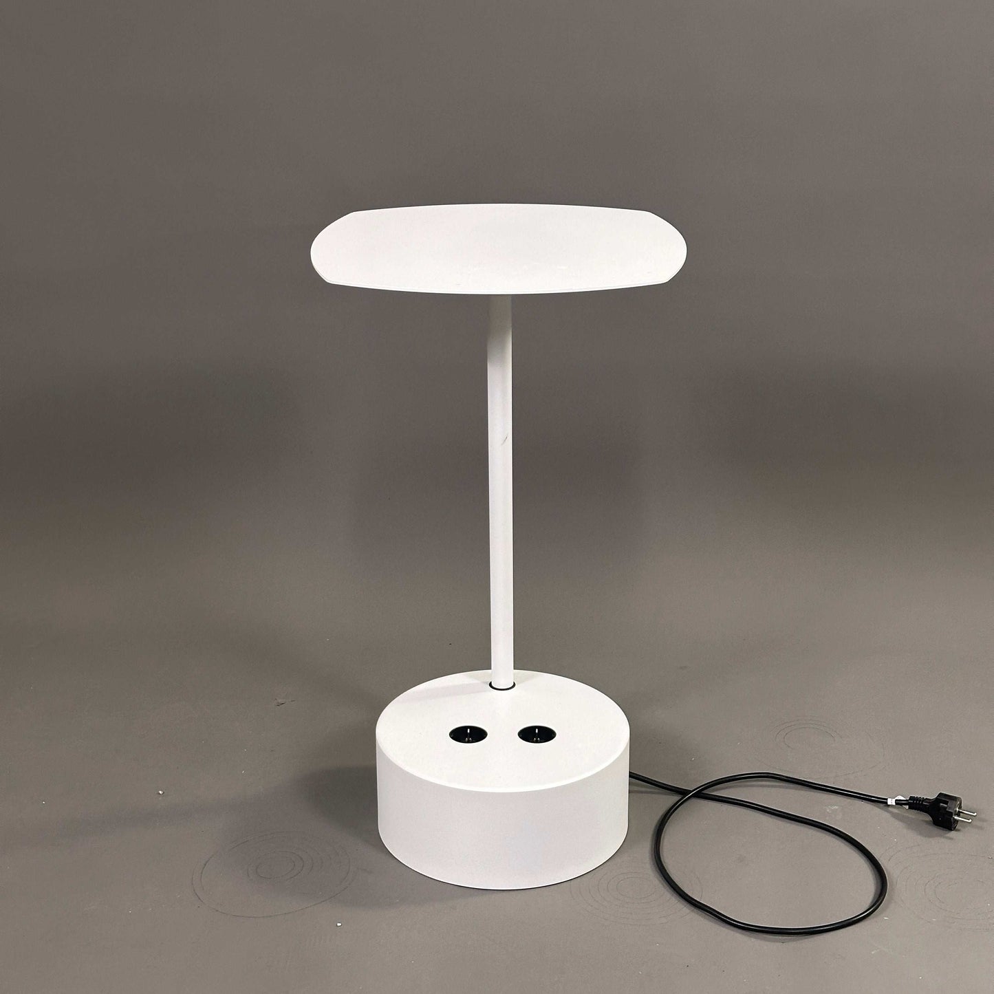 Lammhults Beistelltisch Add Cable Table weiß mit einziehbarem 5 m Kabel und 2 integrierten Steckdosen, Höhe 66 cm, Tischplatte 37 x 35 cm