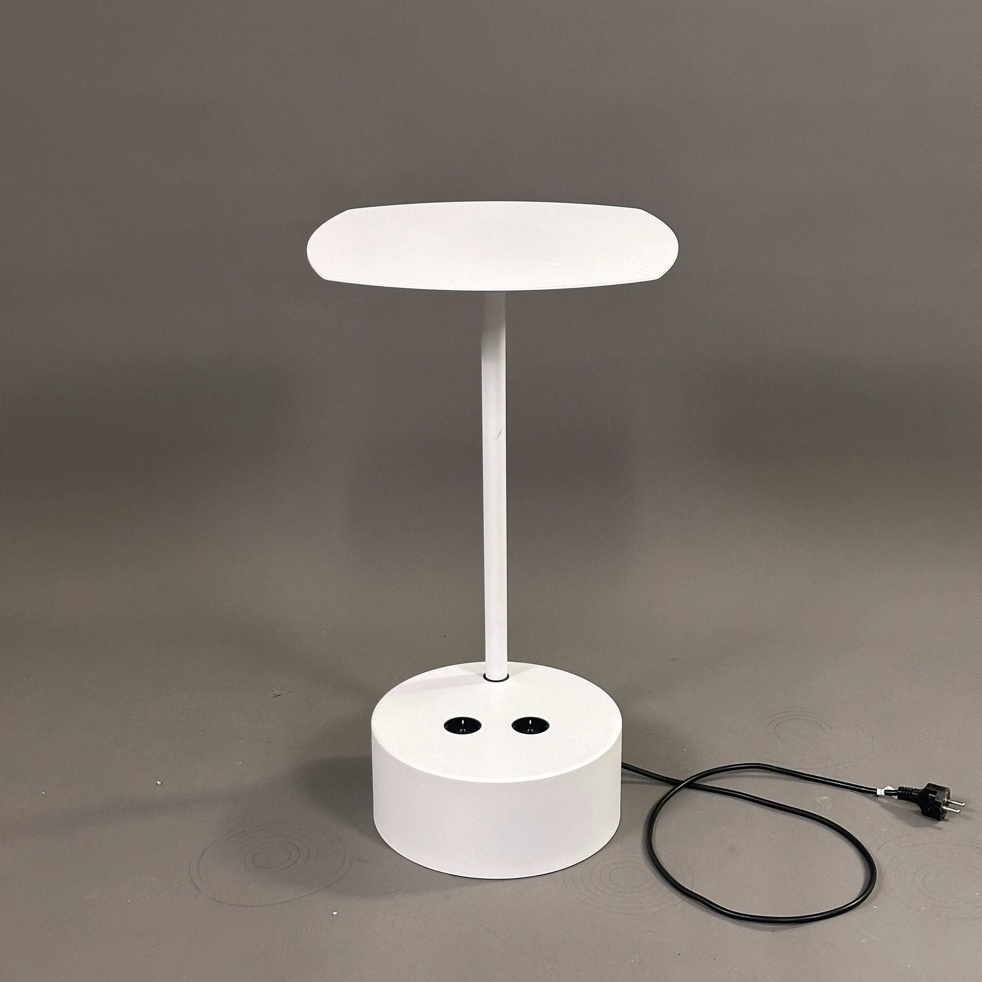 Lammhults Beistelltisch Add Cable Table weiß mit einziehbarem 5 m Kabel und 2 integrierten Steckdosen, Höhe 66 cm, Tischplatte 37 x 35 cm