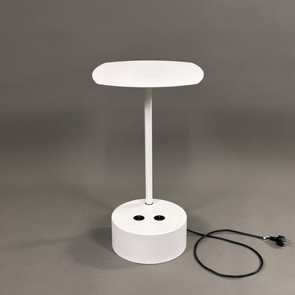 Lammhults Beistelltisch Add Cable Table weiß mit einziehbarem 5 m Kabel und 2 integrierten Steckdosen, Höhe 66 cm, Tischplatte 37 x 35 cm