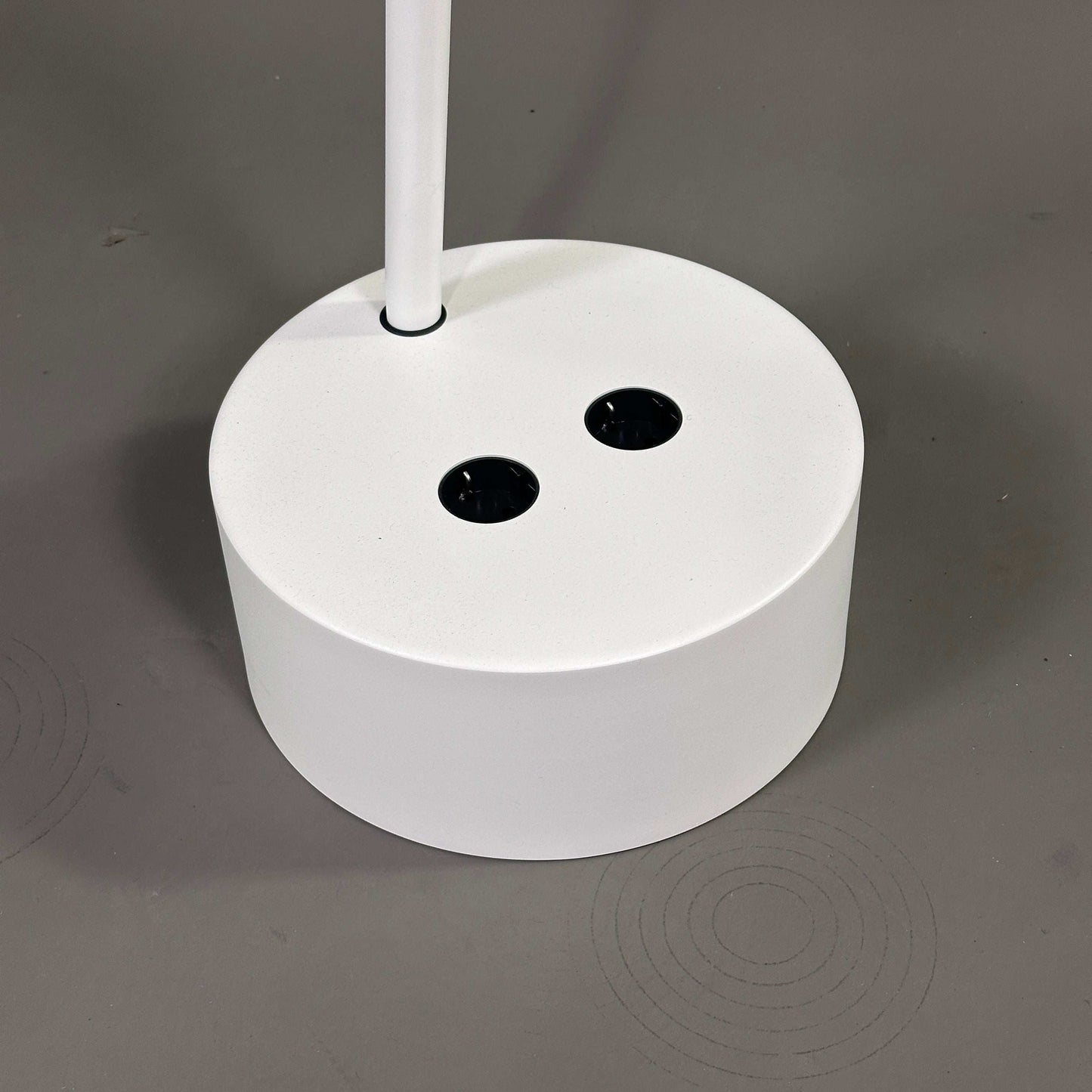 Lammhults Beistelltisch Add Cable Table weiß mit integriertem Kabel und Steckdosen, moderner Beistelltisch