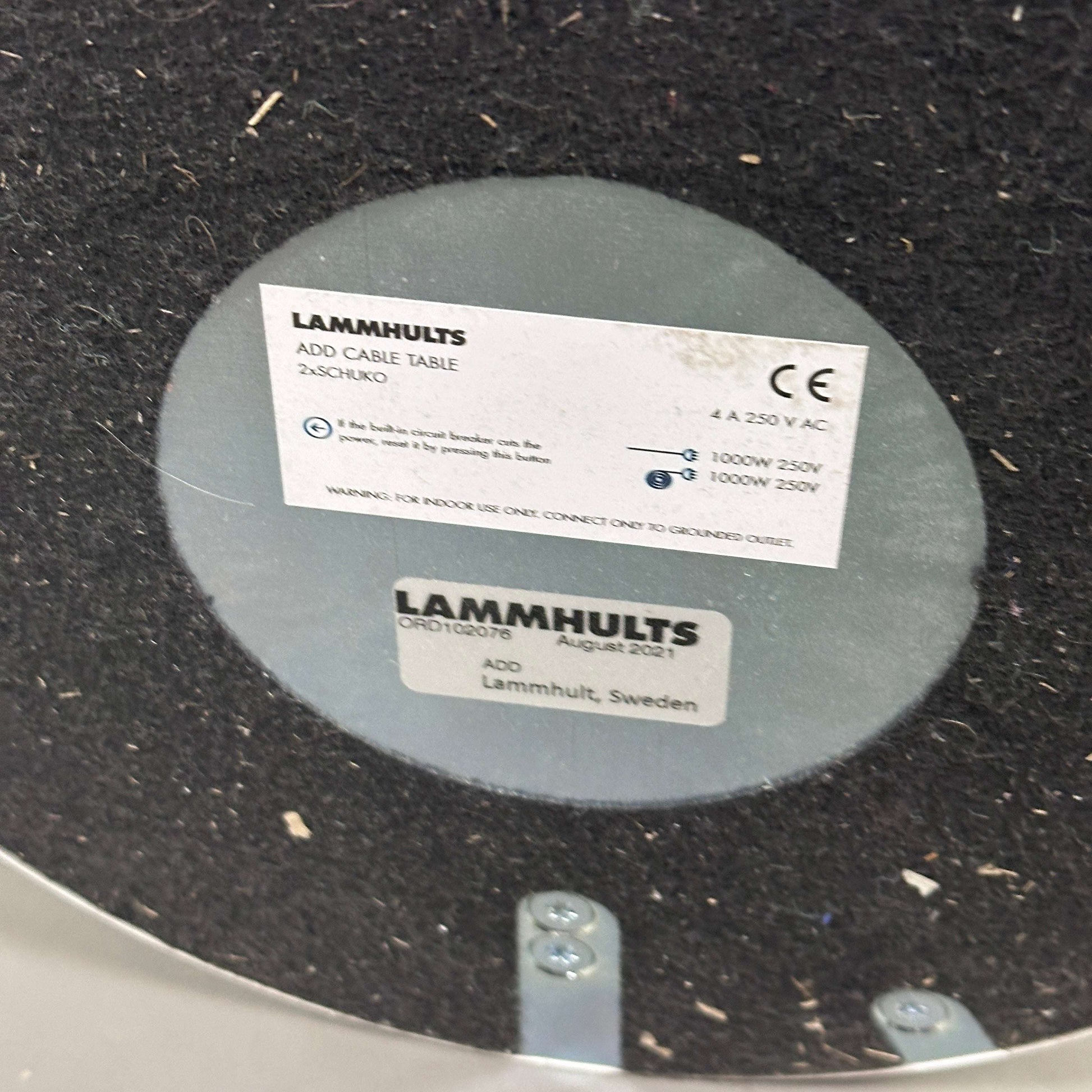 Lammhults Beistelltisch Add Cable Table weiß mit 5 m einziehbarem Kabel und 2 integrierten Steckdosen, 66 cm Höhe, Tischplatte 37 x 35 cm