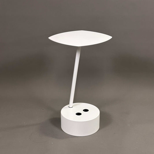 Lammhults Beistelltisch Add Cable Table weiß mit einziehbarem Kabel und integrierten Steckdosen, 66 cm hoch