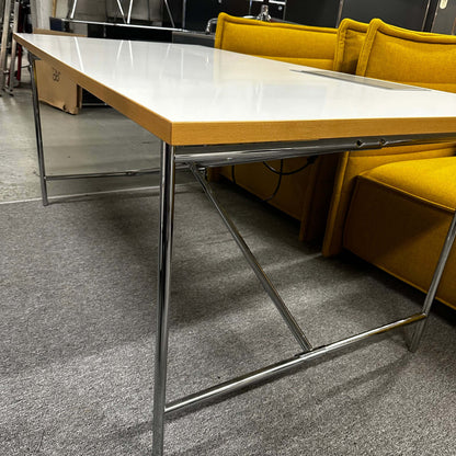 Moderner Lampert Eiermann Tisch mit weißer Platte, chromfarbenem mittig überkreuztem Gestell und 170x85 cm Maßen in Büroumgebung