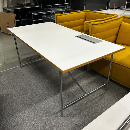 Lampert Eiermann Tisch with white tabletop and chrome cross-legged frame in modern office setting
