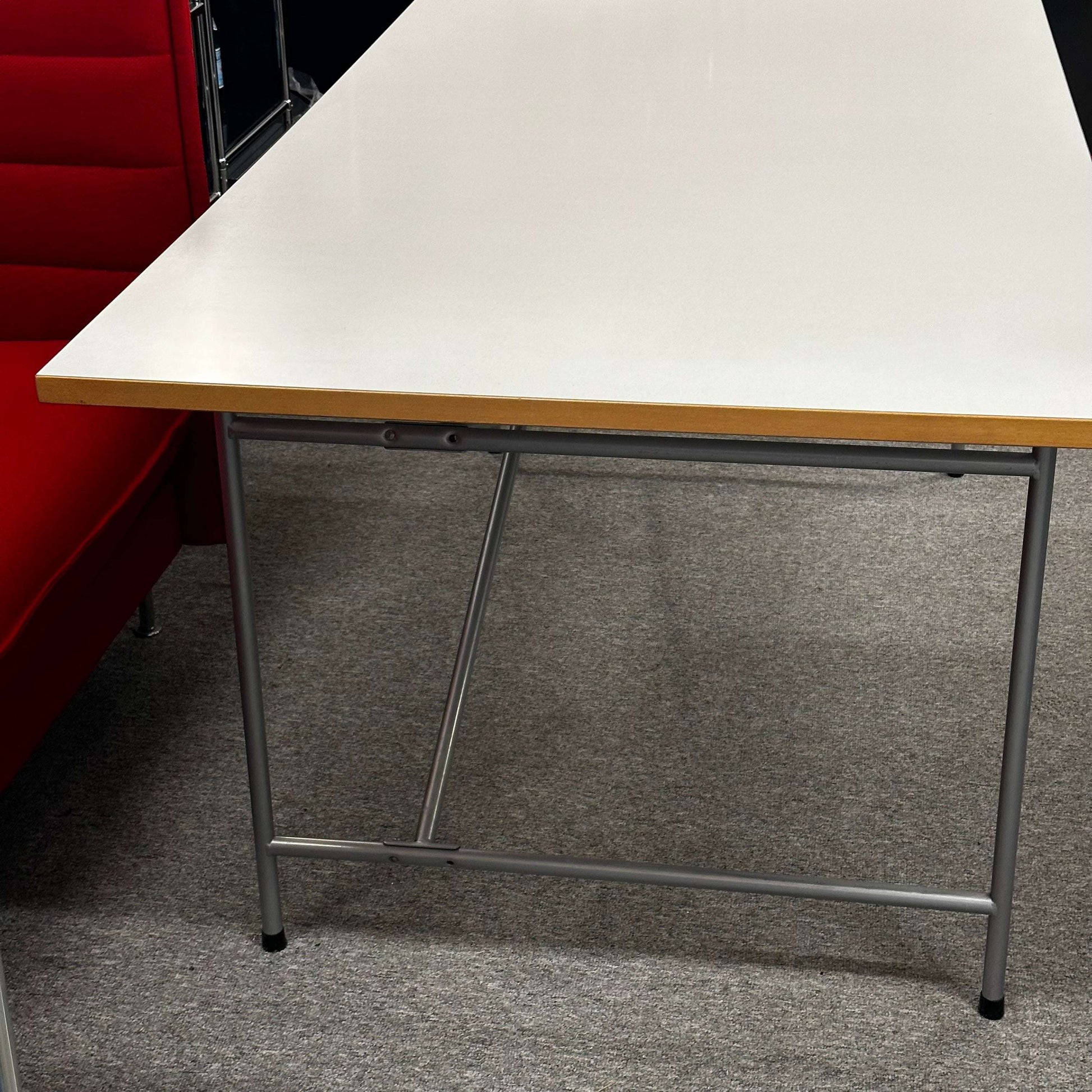 Lampert Eiermann Tisch with silver frame, white and oak tabletop, manually height adjustable