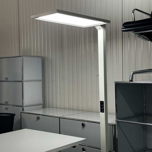 Lenorad LED Stehlampe white floor lamp with 4000K neutral white light, dimmable touch control, daylight and motion sensors, 80W power, modern design in office setting