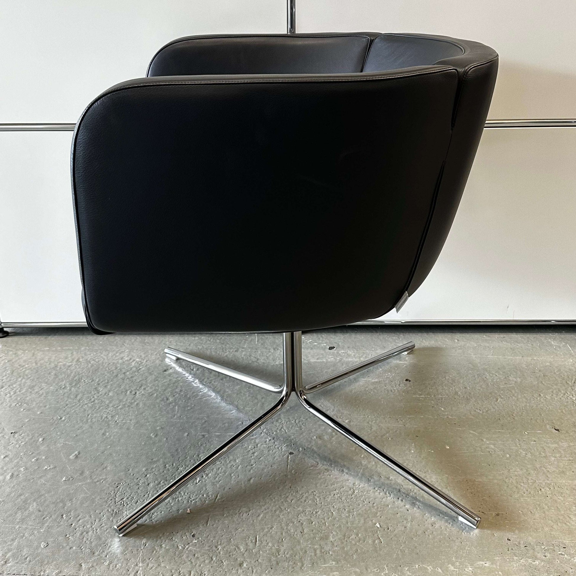 Living Divani Ledersessel Jelly black leather swivel armchair with chrome base and modern design
