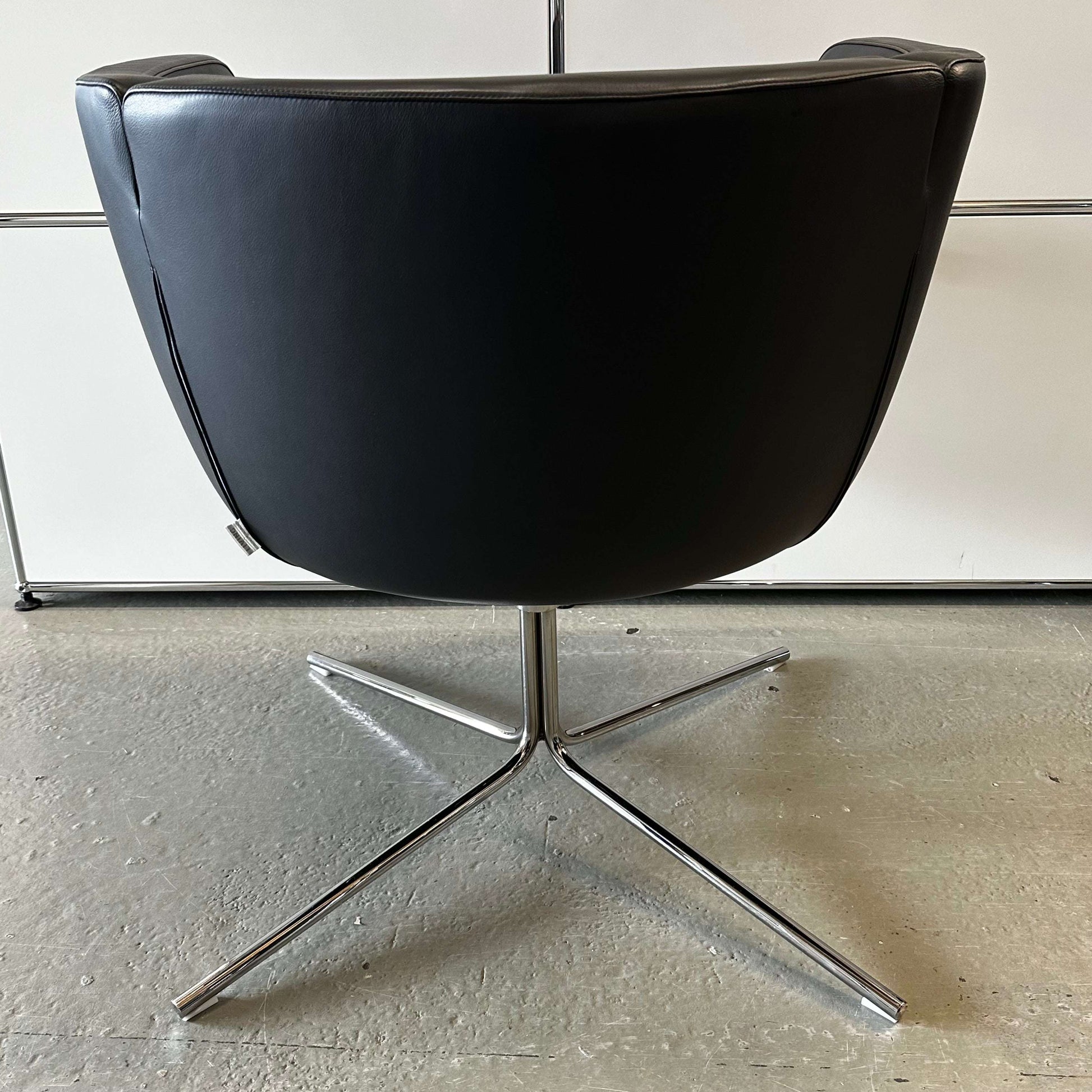 Living Divani Ledersessel Jelly modern black leather swivel chair with chrome base viewed from back