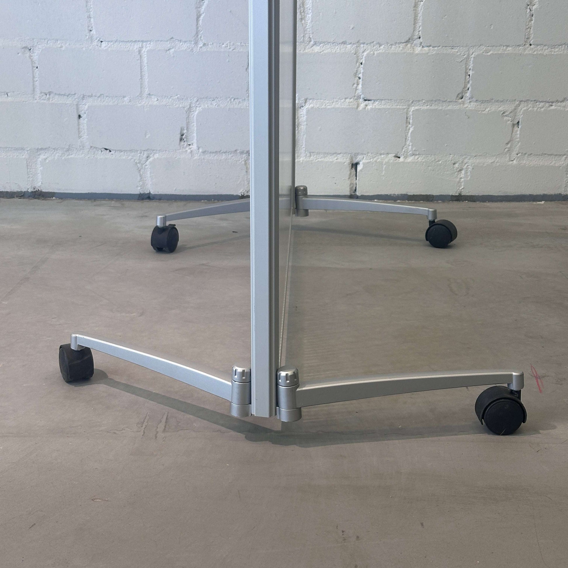 Magentoplan Raumteiler mobil matt transparent mit Rollen und Aluminiumbasis close-up