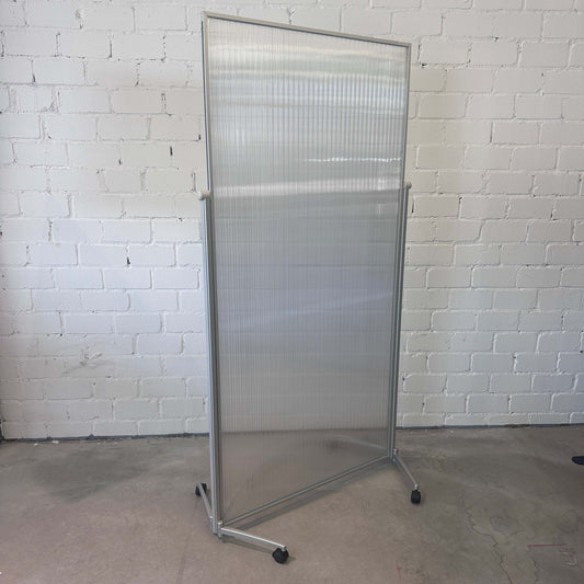Magentoplan Raumteiler mobil matt transparent 100x207 cm auf Rollen vor weißer Wand