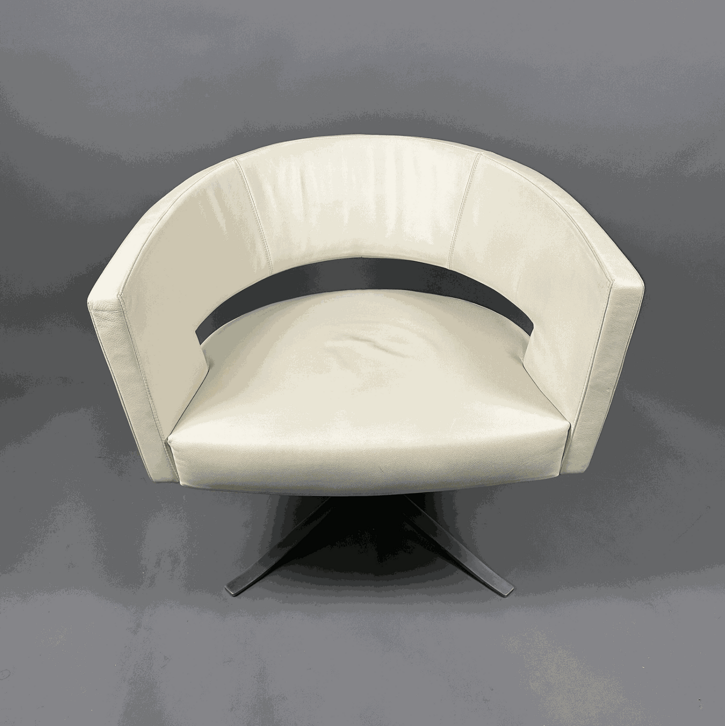Montis Turner Sessel aus hellbeigem Leder mit mattem Aluminiumgestell und moderner Drehfunktion