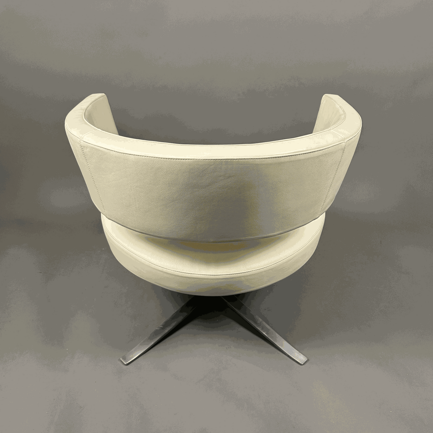 Montis Turner Sessel aus hellbeigem Leder mit mattiertem Aluminiumgestell, moderne Sitzhöhe 43 cm