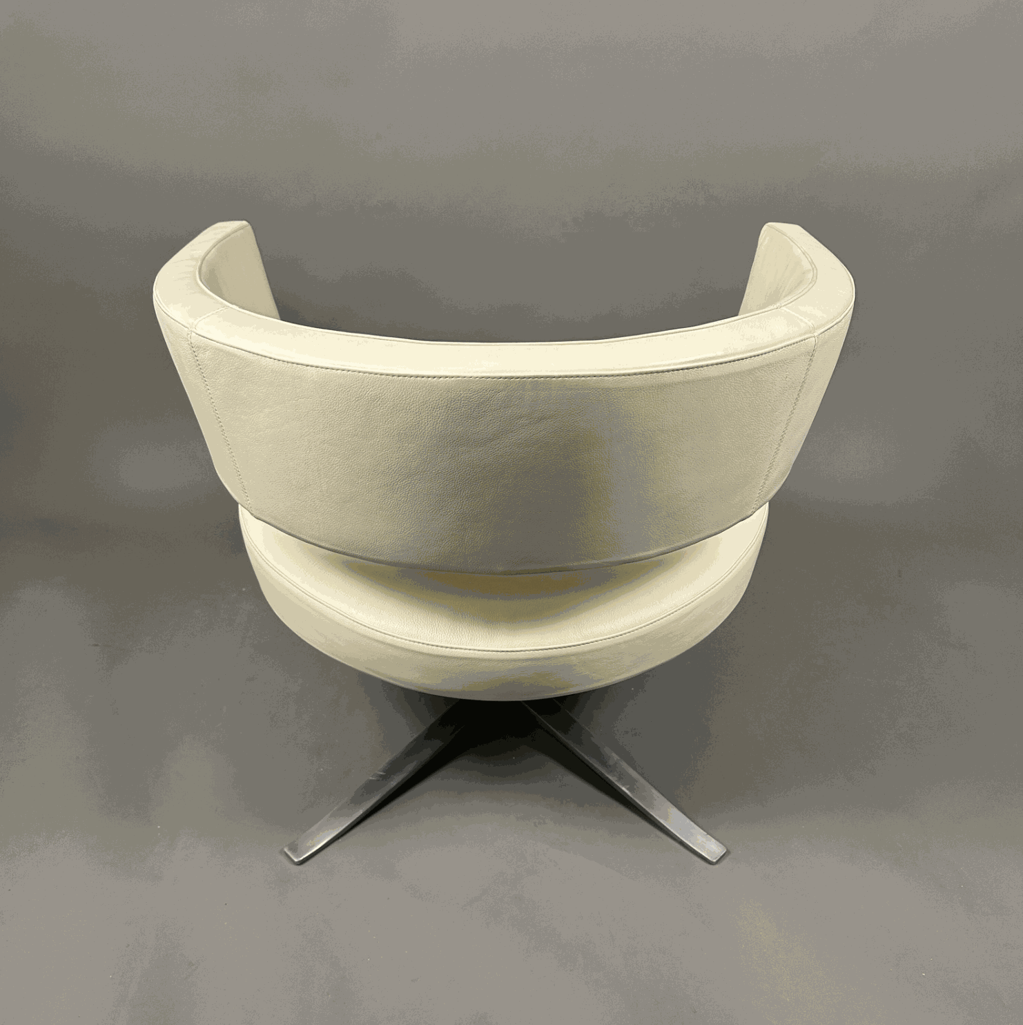 Montis Turner Sessel aus hellbeigem Leder mit mattiertem Aluminiumgestell, moderne Sitzhöhe 43 cm