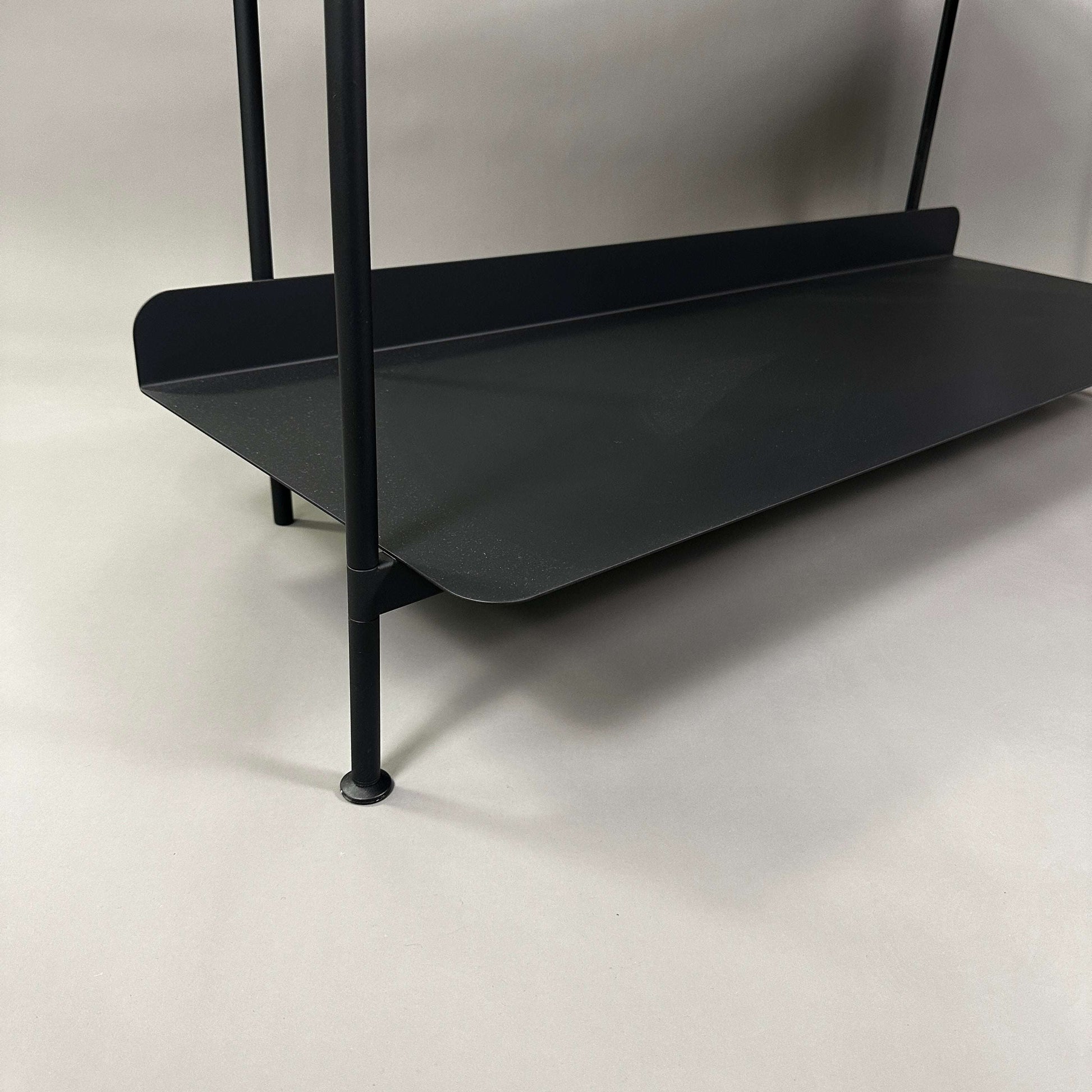 Muuto Compile Regal schwarzes minimalistisches Regal mit Stahlstruktur und 120x68x48 cm Maßen