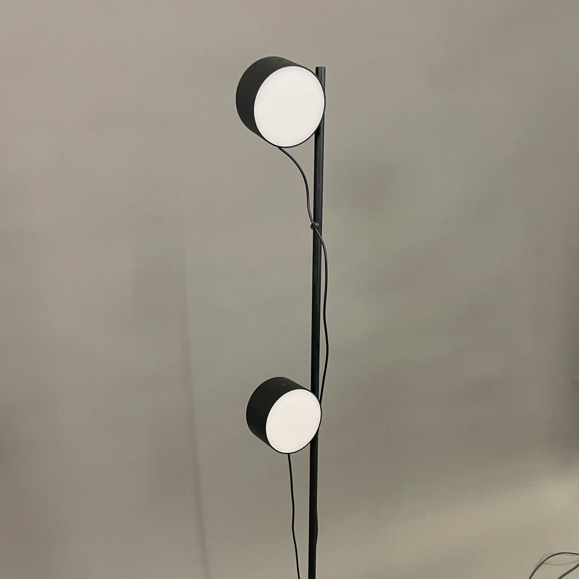 Schwarze Muuto POST Stehlampe mit magnetischen Leuchtmitteln und zwei runden Lampenköpfen