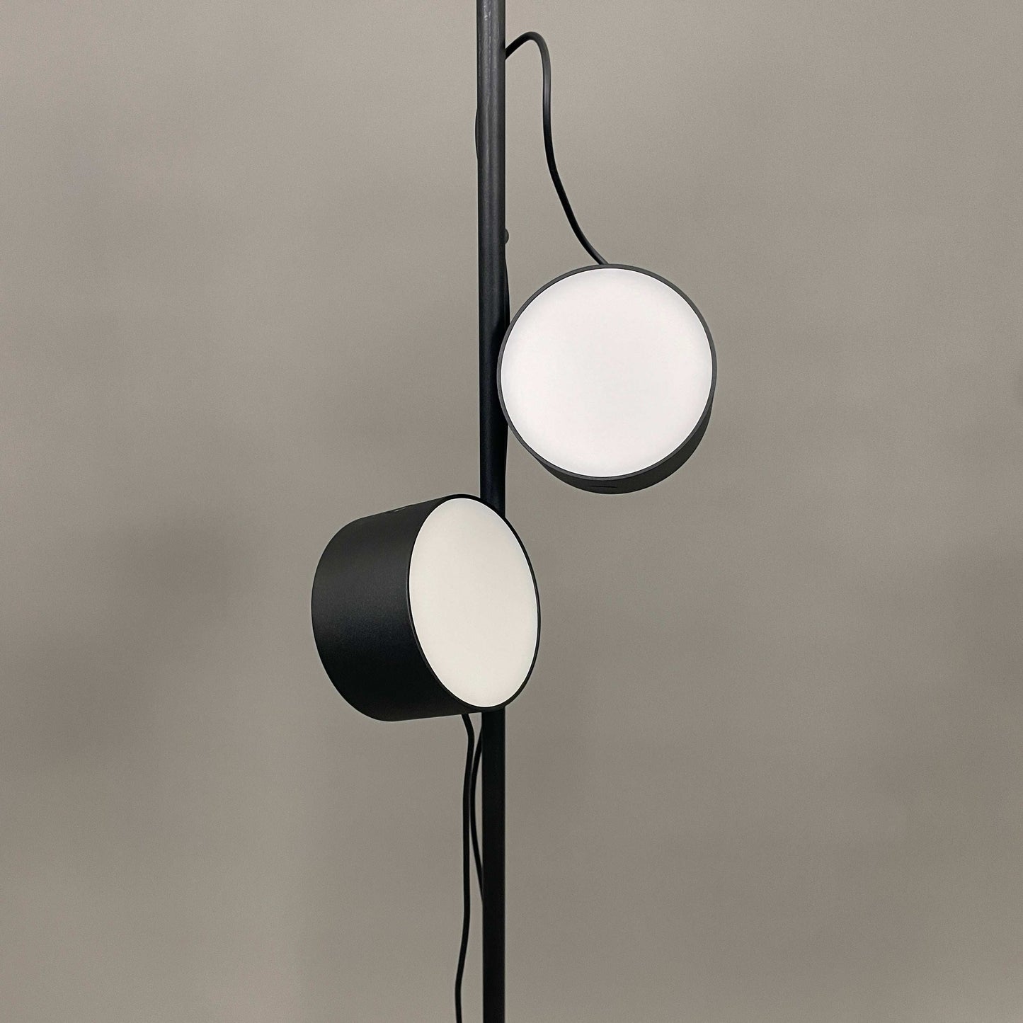 Muuto POST Stehlampe schwarze Stehlampe mit magnetischen Leuchtmitteln modern design