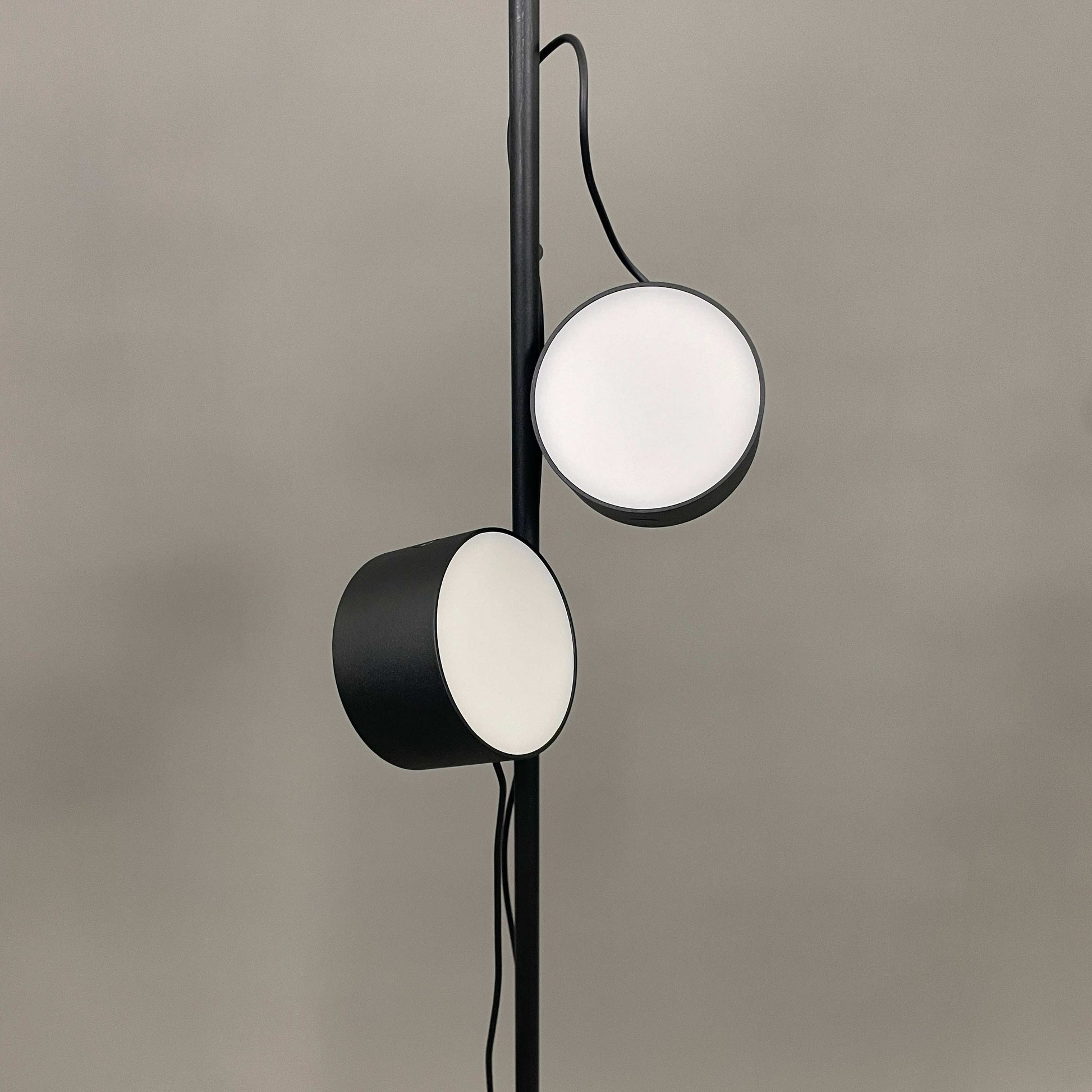 Muuto POST Stehlampe schwarze Stehlampe mit magnetischen Leuchtmitteln modern design