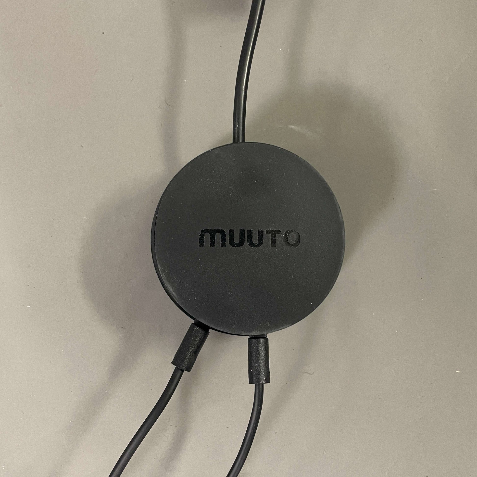 Muuto POST Stehlampe schwarzes magnetisches Leuchtmittel Bedienelement auf grauem Hintergrund