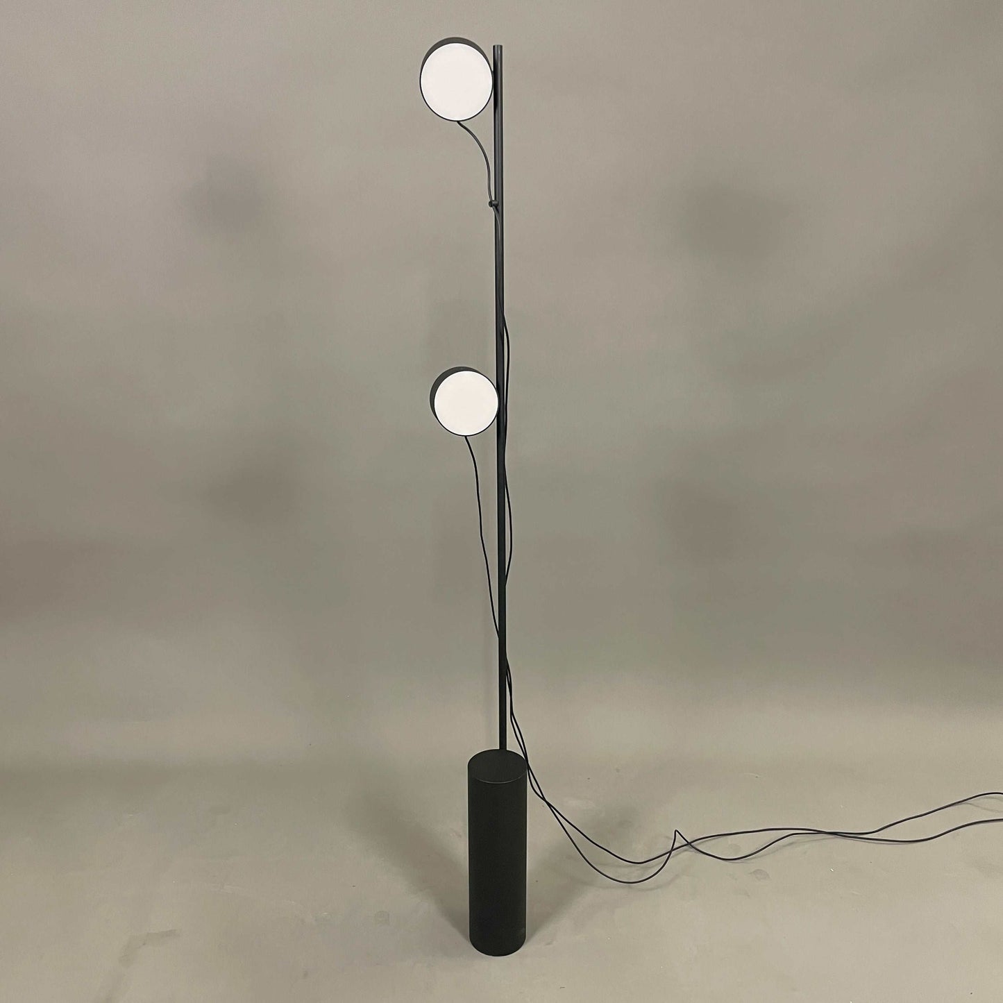 Muuto POST Stehlampe schwarze Stehlampe mit magnetischen Leuchtmitteln und minimalistischem Design
