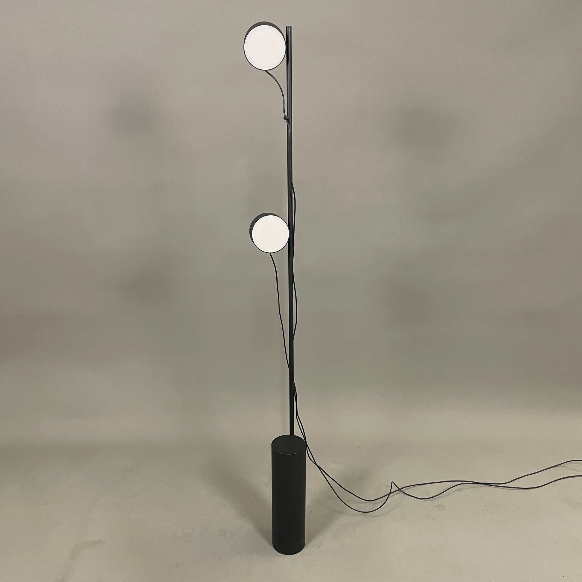Muuto POST Stehlampe schwarze Stehlampe mit magnetischen Leuchtmitteln und minimalistischem Design